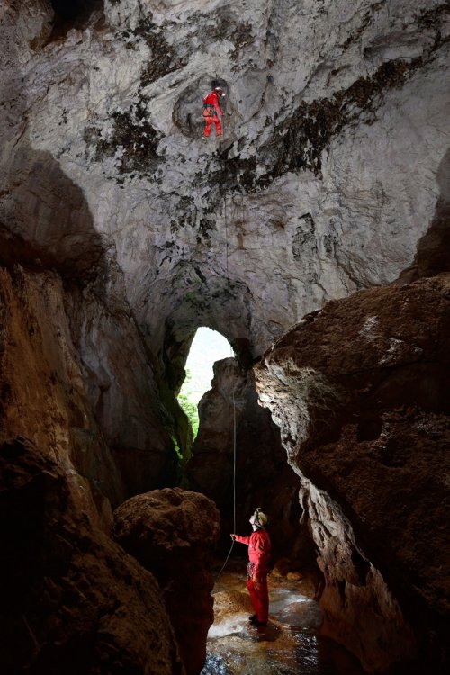 Grotte de Castelbouc - Descente du dernier puits de la traversée débouchant sur la rivière(SP-18-1446)